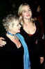Kate y Judi Dench en el estreno de IRIS en Nueva York (diciembre 02, 2001)